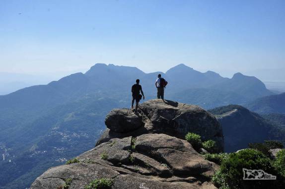 No alto da Pedra da Gavea, no Rio de Janeiro, admirando o Maciço da Tijuca, ponto mais alto da cidade